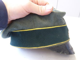 Schirmmütze alter Art für einen Offizier der Nachrichtentruppe. Die Effekten Originalvernäht, deutlich getragenes Stück