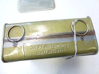 Tropenverpackung für Signalpatronen, Neuwertiges Stück datiert 1944, so in erster Linie bei der Luftwaffe in der Seenotausrüstung der Flugzeuge geführt, Höhe 14,5cm, Tiefe 15cm, Breite 7cm