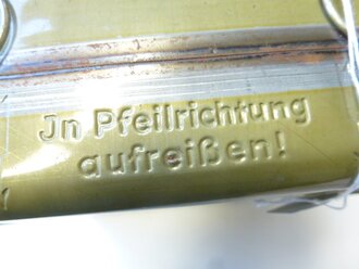 Tropenverpackung für Signalpatronen, Neuwertiges Stück datiert 1944, so in erster Linie bei der Luftwaffe in der Seenotausrüstung der Flugzeuge geführt, Höhe 14,5cm, Tiefe 15cm, Breite 7cm