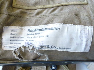 Luftwaffe  Rückenfallschirm 12B  von 1942. Fallschirmkappe wohl original gepackt, zusammengehöriges Set.