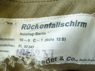 Luftwaffe  Rückenfallschirm 12B  von 1942. Fallschirmkappe wohl original gepackt, zusammengehöriges Set.