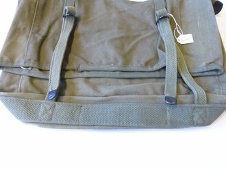 U.S.M.C. WWII  pack, OD - khaki, unissued, unmarked as...