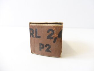 Röhrenfassung mit original verpackter Röhre  RL 2,4 P2 der Wehrmacht, Funktion nicht geprüft