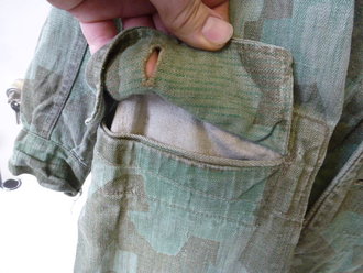 Tarnfeldbluse für die Felddivisionen der Luftwaffe. Getragenes Stück in gutem Zustand, Schulterbreite 49,5 cm, Armlämge 63 cm