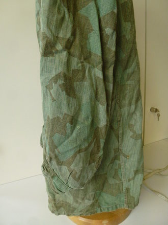 Tarnfeldbluse für die Felddivisionen der Luftwaffe. Getragenes Stück in gutem Zustand, Schulterbreite 49,5 cm, Armlämge 63 cm