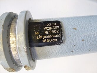 Kriegsmarine, Entfernungsmesser auf 0,7 Meter Basis mit Zubehör im Transportkasten. Die Geräte vermutlich Originallack, der Kasten überlackiert. Gute Optik, Marineabnahme entfernt