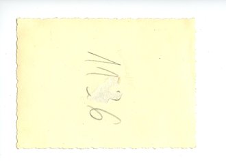 MG auf Dreibein vor Fahrzeug, Maße 9,5cm x 7cm