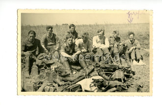 Bei der Rast abgelegte Ausrüstung, Panzerbüchse , MG Lafette usw., Foto im Postkartenformat