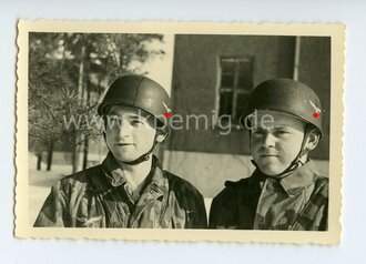 Fallschirmjäger  mit Springerhelm und Knochensack,...