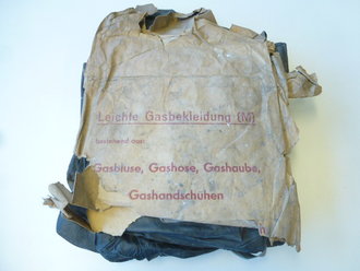 Satz leichte Gasbekleidung bestehend aus Gasbluse, Gashose, Gashaube und Gashandschuhen. Ungetragenes Set mit der originalen Umverpackung