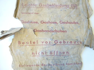 Satz leichte Gasbekleidung bestehend aus Gasbluse, Gashose, Gashaube und Gashandschuhen. Ungetragenes Set mit der originalen Umverpackung