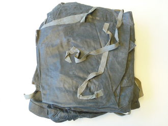 Satz leichte Gasbekleidung bestehend aus Gasbluse, Gashose, Gashaube und Gashandschuhen. Ungetragenes Set mit der originalen Umverpackung