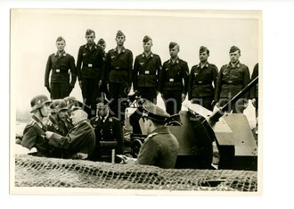 Pressefoto, Verleihungen am Geburtstag des Führers, datiert 1942, Maße 13cm x 18cm