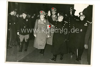 Pressefoto, Italienische Abordnung in Berlin eingetroffen, datiert 1943, Maße 13cm x 18cm
