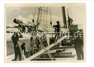 Pressefoto, Mit Frachtseglern zu Agäisinseln, datiert 1942, Maße 13cm x 18cm