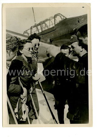 Pressefoto, die norwegische . Bevölkerung im Gespräch mit unseren Fliegern, datiert 1940, Maße 13cm x 18cm