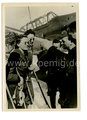 Pressefoto, die norwegische . Bevölkerung im Gespräch mit unseren Fliegern, datiert 1940, Maße 13cm x 18cm