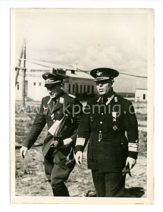 Pressefoto, Besprechung des kommandierenden Generals der rumänischen Luftwaffe (General Gorgio), datiert 1943,  Maße 13cm x 18cm