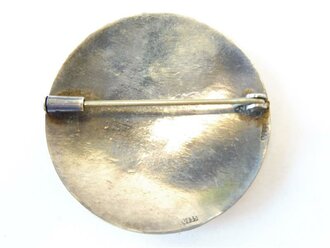 Brosche aus Silber  Auxiliari necesse est, Durchmesser 38mm