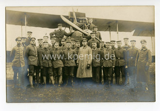 1.Weltkrieg, Foto Gruppenaufnahme vor Flugzeug, Postkartengrösse