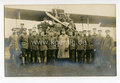 1.Weltkrieg, Foto Gruppenaufnahme vor Flugzeug, Postkartengrösse