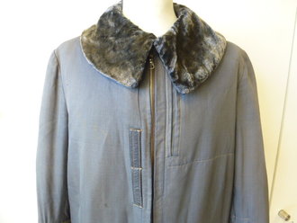 Luftwaffe, heizbare Fliegerjacke mit blauem Webpelzfutter, getragenes Stück mit diversen zeitgenössischen Reparaturstellen den Ärmeln. Alle Reissverschlüsse und Druckknöpfe gängig, Schulterbreie 44,5cm, Armlänge 60,5cm