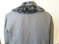 Luftwaffe, heizbare Fliegerjacke mit blauem Webpelzfutter, getragenes Stück mit diversen zeitgenössischen Reparaturstellen den Ärmeln. Alle Reissverschlüsse und Druckknöpfe gängig, Schulterbreie 44,5cm, Armlänge 60,5cm