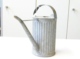 Gießkanne aus Gasmaskendose der Wehrmacht, Nachkriegsumbau " Schwerter zu Pflugscharen "