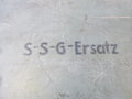 Ersatzteilkasten zum Sauerstoff Schutzgerät ( Heeresatmer ). Der linke Verschluss defekt, sonst sehr guter Zustand, selten