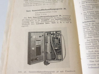 Das Sanitätsgerät des Feldheeres, datiert 1944, 254 Seiten, stark bebildert. Die Vorschrift zum Thema, leider lösen sich die Seiten vom Buchrücken