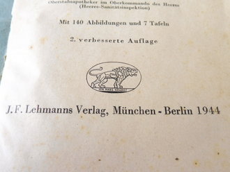 Das Sanitätsgerät des Feldheeres, datiert 1944, 254 Seiten, stark bebildert. Die Vorschrift zum Thema, leider lösen sich die Seiten vom Buchrücken