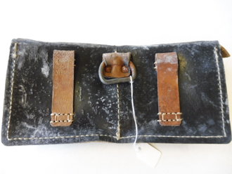 Magazintasche K43 aus schwarzem Leder. Ungereinigtes Stück mit Lagerspuren