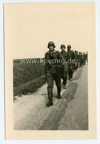 Foto Marschierer mit MP40 Tasche , Maße 6,5 x9,5 cm