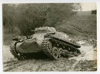 5 Fotos Panzer bei der Durchquerung eines Flusses. Vermutlich Werksfotos, Maße 13 x18 cm