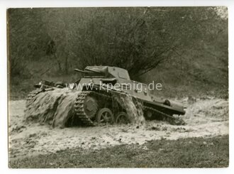 5 Fotos Panzer bei der Durchquerung eines Flusses. Vermutlich Werksfotos, Maße 13 x18 cm