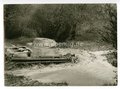 5 Fotos Panzer bei der Durchquerung eines Flusses. Vermutlich Werksfotos, Maße 13 x18 cm