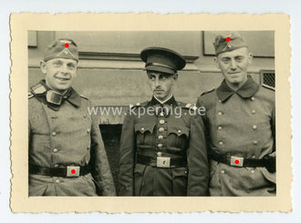 Foto Landser treffen auf Angehörigen einer fremden Armee, Maße 6,5 x 9,5 cm