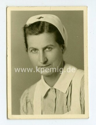 Portrait einer Rot-Kreuz Schwester, Maße ca. 4,5 x6 cm, datiert 1951