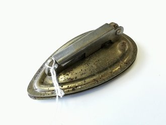 Luftwaffe Seenotausrüstung, Metallflicken zum Abdichten des Seenotschlauchbootes, Risse bis ca. 7cm Grösse können somit abgedichtet werden. Sehr guter Bodenfund, selten