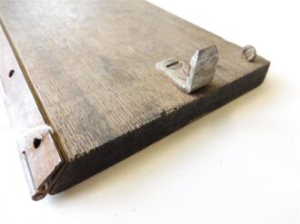 Vordere Klappe zum Transportkasten einer Enigma Chiffriermaschine. Derr Verschlussmechanismus leicht defekt, sonst guter Zustand. Maße 26,3 x 9.3 ( ohne Scharnier )