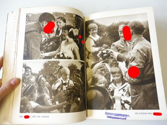 "Jugend um Hitler" 120 Bilder von H.Hoffmann. DIN A5, im Schutzumschlag. Innen an 5 Stellen leicht vermalt