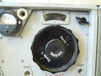 UK-Marine-Tornistergerät Lo1UK35 / SE42444 . Gehäuse überlackiert, Funktion nicht geprüft
