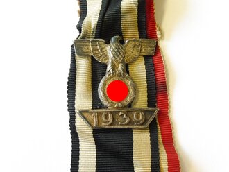 Wiederholungsspange zum Eisernen Kreuz 2.Klasse 1914, 1.Modell, Original auf den Bändern der Feldbluse