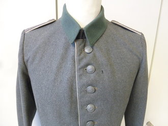 1. Weltkrieg, feldgraue Feldbluse M10 für einenLeutnant . Eigentumstück in sehr gutem Zustand, Schulterbreite 39 cm, Armlänge 62 cm