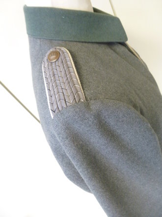 1. Weltkrieg, feldgraue Feldbluse M10 für einenLeutnant . Eigentumstück in sehr gutem Zustand, Schulterbreite 39 cm, Armlänge 62 cm