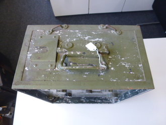 Tornister Funkgerät d2a ( Torn.Fu d2a ) datiert 1945. Überlackiertes Stück mit Deckel und Antennenstäben, Funktion nicht geprüft