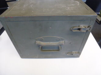 Kurzwellenempfänger Anton ( Kw.E.a ) datiert 1941. Originallack, Funktion nicht geprüft. Aufgrund des hohen Gewichts nur per Spedition zu versenden ( Extrakosten ) Due to it´s height weight shipping by freight company only ( extra charge on top )