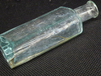 1.Weltkrieg, "Schutzsalzlösung zum Tränken des Atemschützers"  Rarität, Glas seitlich gesprungen, sonst einwandfreier Zustand