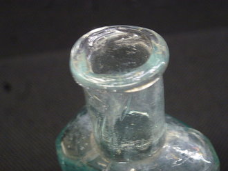1.Weltkrieg, "Schutzsalzlösung zum Tränken des Atemschützers"  Rarität, Glas seitlich gesprungen, sonst einwandfreier Zustand