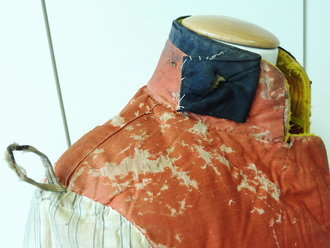Preussen, Attila eines Gefreiten des Leib-Garde-Husaren-Regiments. Stark getragenes , farbfrisches Stück, Armlänge 61 cm, Schulterbreite 40 cm